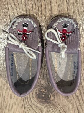 Minnetonka Toddler Size 4 USA Leather Beaded Thunderbird Moccasins Lavender